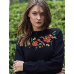 DOPASOWANY SWETER Z HAFTEM. Szare swetry klasyczne damskie Top Secret, na jesień. Za 119,99 zł.