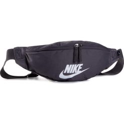 Saszetka nerka NIKE - BA5750 082 Szary. Szare nerki damskie Nike, bez wzorów, z materiału, młodzieżowe, bez dodatków. Za 89,00 zł.