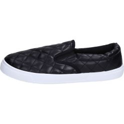 SLIP ON Tenisówki pikowane WISHOT 097 BK. Trampki i tenisówki damskie Wishot, bez wzorów, ze skóry, bez zapięcia. W wyprzedaży za 40,00 zł.