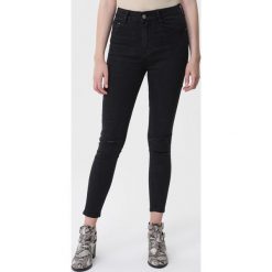 Czarne Jeansy Cirque. Czarne jeansy damskie Born2be, bez wzorów, z jeansu, z podwyższonym stanem. Za 69,99 zł.