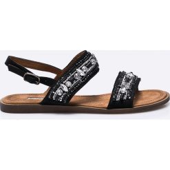 Corina - Sandały Bom Bon Chic. Czarne klapki damskie Corina, bez wzorów, z materiału, bez obcasa, na obcasie. W wyprzedaży za 49,90 zł.