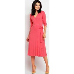 Zakładana Kopertowo Elegancka Koralowa Sukienka Midi. Pomarańczowe sukienki damskie Molly.pl, na co dzień, s, bez wzorów, z tkaniny, eleganckie, bez kołnierzyka, bez rękawów, midi, proste. Za 129,00 zł.
