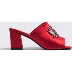 NA-KD Shoes Klapki ze zdobieniami - Red. Czerwone klapki damskie NA-KD Shoes, z satyny, na wysokim obcasie. W wyprzedaży za 54,59 zł.