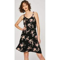 Only - Sukienka Karmen. Czarne sukienki damskie marki ONLY, na co dzień, bez wzorów, z wiskozy, casualowe, bez kołnierzyka, bez rękawów, mini, rozkloszowane. W wyprzedaży za 99,90 zł.