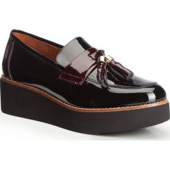 Buty damskie. Zielone półbuty damskie Wittchen, w paski, ze skóry, na wysokim obcasie, z paskami. W wyprzedaży za 419,90 zł.