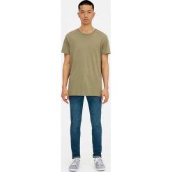 Ciemne jeansy skinny fit z efektem sprania i zużycia. Niebieskie jeansy męskie relaxed fit Pull&Bear, z denimu. Za 119,00 zł.
