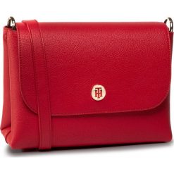Torebka TOMMY HILFIGER - Th Core Flap Crossover AW0AW08305 RED. Czerwone listonoszki damskie TOMMY HILFIGER, bez wzorów, ze skóry ekologicznej, bez dodatków. Za 579,00 zł.