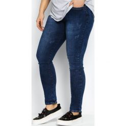 Granatowe Jeansy Fairly Simple. Szare jeansy damskie marki Born2be. Za 69,99 zł.