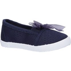 Granatowe trampki slip on z kokardką casu 3156. Trampki dziewczęce Casu, bez wzorów, bez zapięcia. W wyprzedaży za 39,99 zł.