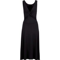 Sukienka shirtowa bonprix czarny. Czarne sukienki damskie marki bonprix, bez wzorów, eleganckie, z dekoltem w serek, bez rękawów. Za 89,99 zł.