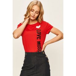 Love Moschino - T-shirt. Czarne bluzki damskie Love Moschino, z nadrukiem, z elastanu, z okrągłym kołnierzem. Za 399,90 zł.