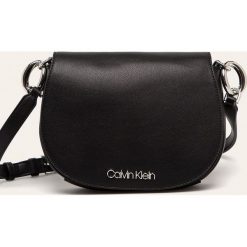 Calvin Klein - Torebka. Białe listonoszki damskie Calvin Klein, w paski, ze skóry ekologicznej, na ramię, małe, z aplikacjami. Za 579,90 zł.