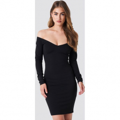 NA-KD Party Dopasowana sukienka z odkrytymi ramionami - Black. Czarne sukienki na komunię marki NA-KD Party, na imprezę, dekolt w kształcie v, dopasowane. Za 161,95 zł.