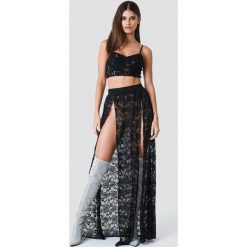 Sahara Ray x NA-KD Koronkowa spódnica maxi - Black. Czarne spódniczki damskie Sahara Ray x NA-KD, bez wzorów, z materiału, maxi. W wyprzedaży za 64,78 zł.
