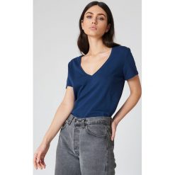 NA-KD Basic T-shirt z dekoltem V - Blue. Niebieskie t-shirty damskie marki NA-KD Basic, bez wzorów, z bawełny, bez kołnierzyka. W wyprzedaży za 21,18 zł.