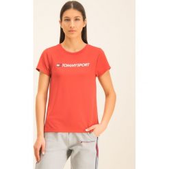 Koszulka techniczna Tommy Sport Tee Chest Logo S10S100055. Czerwone koszulki damskie polo Tommy Sport, s, bez wzorów, polo, bez rękawów, bez kaptura. W wyprzedaży za 109,00 zł.