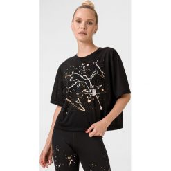 Puma Koszulka Czarny. Czarne koszulki damskie Puma, m, z nadrukiem, z poliesteru, bez kołnierzyka, z krótkim rękawem. Za 128,95 zł.