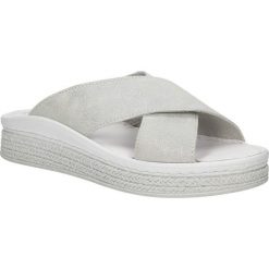 Klapki skórzane tamaris 1-27207-28. Szare klapki damskie Tamaris, bez wzorów, ze skóry, bez obcasa. Za 249,99 zł.