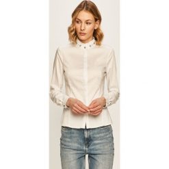 Morgan - Koszula. Białe bluzki damskie Morgan, z aplikacjami, z elastanu, eleganckie, ze stójką, z długim rękawem. W wyprzedaży za 149,90 zł.