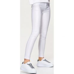 Spodnie damskie: Coatingowe spodnie high waist – Biały