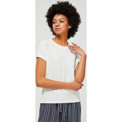 Dzianinowy t-shirt. Białe bluzki damskie Moodo, l, bez wzorów, z elastanu, klasyczne, z okrągłym kołnierzem, z krótkim rękawem. Za 44,99 zł.