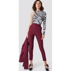 NA-KD Classic Dopasowane spodnie garniturowe - Purple. Fioletowe spodnie damskie NA-KD Classic, z haftami, z podwyższonym stanem. Za 202,95 zł.