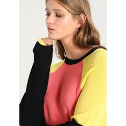 Swetry klasyczne damskie: TWINTIP Sweter yellow/pink