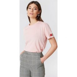 T-shirty damskie: NA-KD Trend T-shirt Rose Sleeve Embroidery – Pink