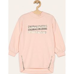 Calvin Klein Jeans - Sukienka dziecięca 104-176 cm. Różowe sukienki dziewczęce Calvin Klein Jeans, z nadrukiem, z bawełny, casualowe, z długim rękawem, długie, maxi, proste. W wyprzedaży za 199,90 zł.