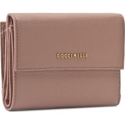 Duży Portfel Damski COCCINELLE - AW5 Metallic Soft E2 AW5 11 66 01 Pivoine 208. Czerwone portfele damskie marki Coccinelle, ze skóry. W wyprzedaży za 419,00 zł.