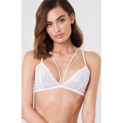 NA-KD Lingerie Koronkowy biustonosz z dwoma paseczkami - White. Białe biustonosze bardotka NA-KD Lingerie, z koronki. Za 60,95 zł.