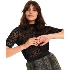 Dzianinowy półgolf w panterkę. Czarne bluzki damskie Top Secret, bez wzorów, z dzianiny, eleganckie, z golfem, z krótkim rękawem. W wyprzedaży za 29,99 zł.
