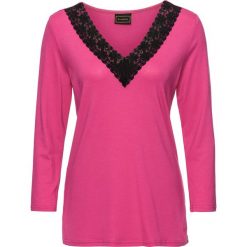 Shirt bonprix różowo-czarny. Czarne koszulki damskie marki bonprix, w koronkowe wzory, z dzianiny, z dekoltem w serek. Za 44,99 zł.