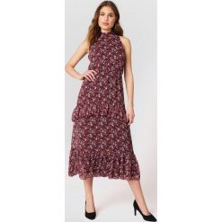 Trendyol Sukienka z falbankami - Pink,Red. Różowe sukienki damskie Trendyol, bez wzorów, ze stójką, bez rękawów, maxi. Za 161,95 zł.