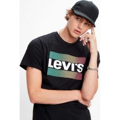 Levi's® Graphic Koszulka Czarny. Czarne podkoszulki męskie s, z nadrukiem, z bawełny, bez kołnierzyka, z krótkim rękawem, krótkie. Za 137,95 zł.