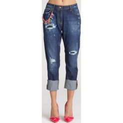 JEANSY REGULAR FIT ELISABETTA FRANCHI. Niebieskie jeansy damskie Elisabetta Franchi, z aplikacjami, z elastanu. Za 839,40 zł.