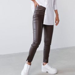Legginsy ze sztucznej skóry - Brązowy. Pomarańczowe legginsy damskie Sinsay, s, bez wzorów, ze skóry. Za 39,99 zł.