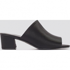 NA-KD Shoes Satynowe klapki na niskim obcasie - Black. Czarne chodaki damskie NA-KD Shoes, z satyny, na niskim obcasie. W wyprzedaży za 46,19 zł.