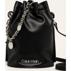 Calvin Klein - Torebka. Fioletowe kuferki damskie Calvin Klein, w paski, ze skóry ekologicznej, na ramię, małe, bez dodatków. W wyprzedaży za 429,90 zł.