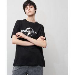 T-shirt UNIVERSAL© - Czarny. Czarne t-shirty damskie Reserved, s, bez wzorów, bez kołnierzyka. Za 39,99 zł.