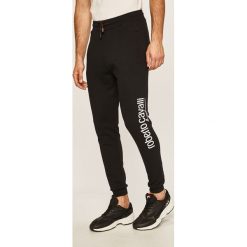 Roberto Cavalli Sport - Spodnie. Czarne spodnie męskie Roberto Cavalli Sport, s, z nadrukiem, z bawełny, sportowe. W wyprzedaży za 569,90 zł.