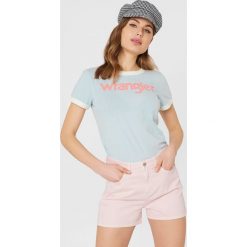 Wrangler Szorty Retro Boy - Pink. Różowe szorty damskie marki Wrangler, bez wzorów, retro, z podwyższonym stanem. W wyprzedaży za 78,88 zł.