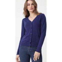 Granatowy Sweter Jonesboro. Niebieskie swetry damskie Born2be, s, bez wzorów, klasyczne, bez rękawów, długie, bez kaptura. Za 109,99 zł.