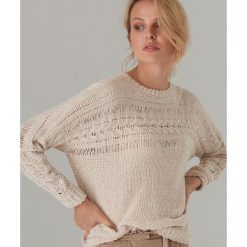 Szenilowy sweter z efektem damage - Kremowy. Białe swetry damskie Mohito, s, bez wzorów, bez rękawów, bez kaptura. Za 99,99 zł.