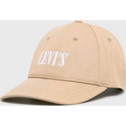 Levi's - Czapka. Czerwone czapki damskie Levi's®, z aplikacjami, z bawełny. W wyprzedaży za 99,90 zł.