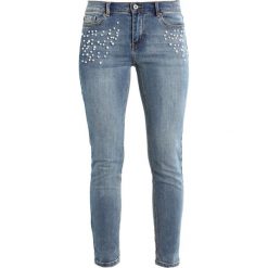 Springfield CROP PERLAS Jeansy Slim Fit blues. Niebieskie jeansy damskie relaxed fit marki Springfield, z bawełny. Za 209,00 zł.