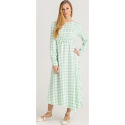 SUKIENKA MINNIE Sportmax Code. Zielone sukienki damskie Sportmax Code, na co dzień, m, z aplikacjami, z materiału, z okrągłym kołnierzem, bez rękawów, midi, asymetryczne. Za 800,00 zł.