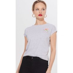 Koszulka z nadrukiem - Jasny szary. Szare koszulki damskie Mohito, s, z nadrukiem, bez kołnierzyka, bez rękawów. Za 29,99 zł.
