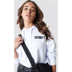 NA-KD Trend Bluza z kapturem Security - White. Białe bluzy damskie marki NA-KD Trend, z nadrukiem, z długim rękawem, długie, z kapturem. Za 161,95 zł.