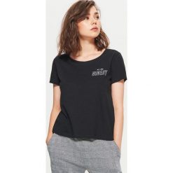 Koszulka z nadrukiem - Czarny. Czarne koszulki damskie marki Cropp, s, z nadrukiem, bez kołnierzyka, bez rękawów. Za 39,99 zł.